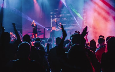 球迷线下观赛聚会欢呼庆祝进球的热闹场面