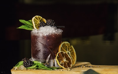 电竞比赛现场选手激烈对战场景