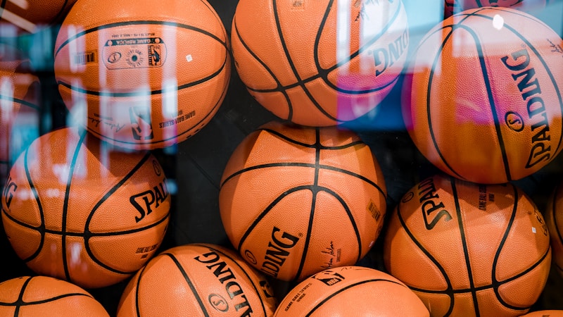 现代足球比赛直播控制中心多屏幕显示高清画面